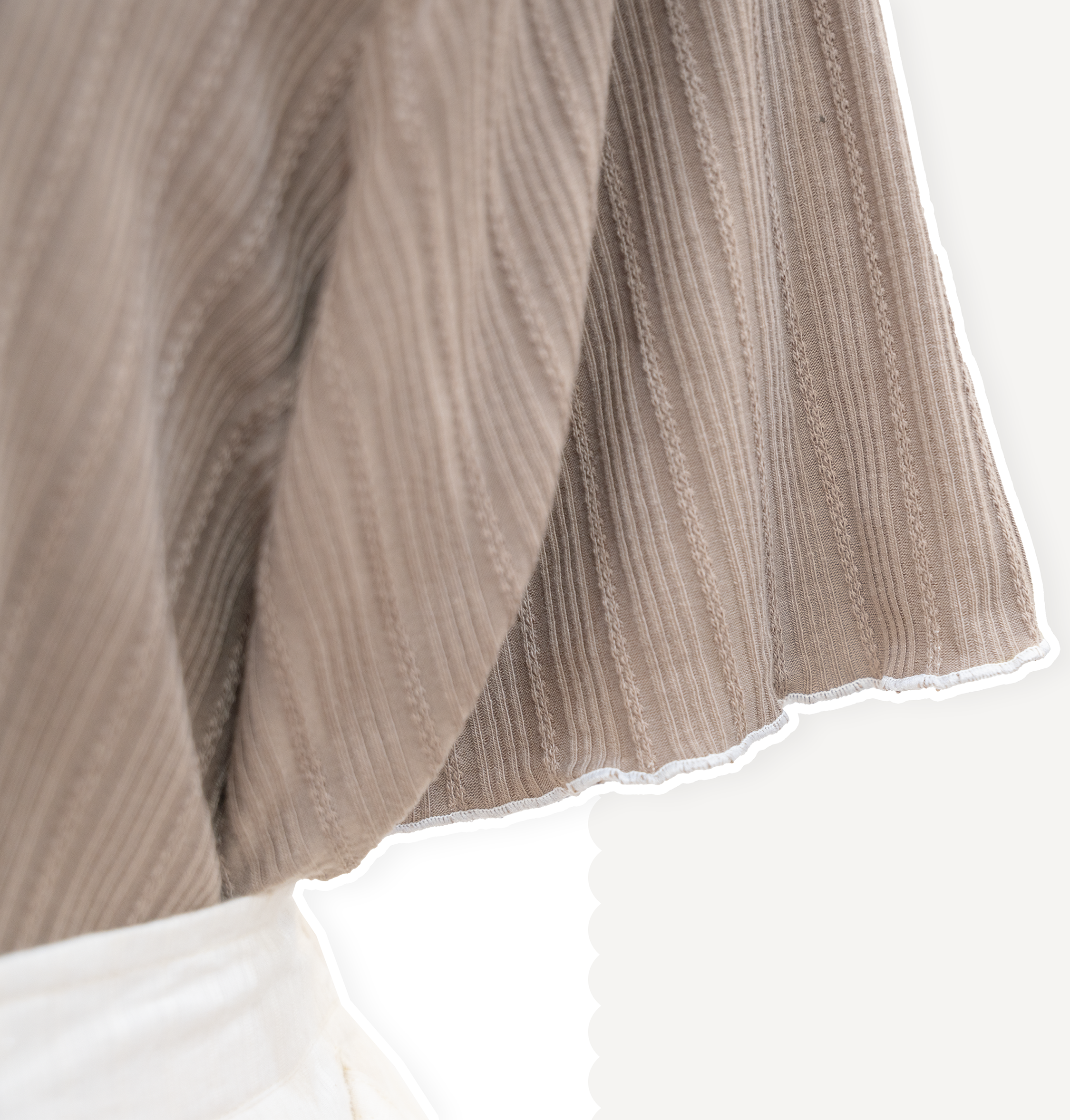 自家製 - 簡約斜領喇叭短袖針織上衣 {預訂}